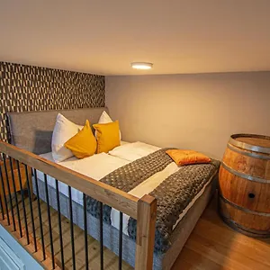 https://bright-spacious-studio-by-the-main-square.praguehotelsweb.com
